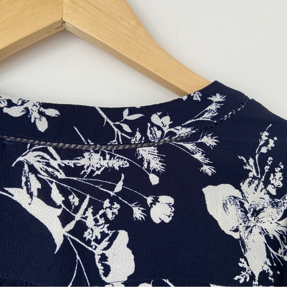 MANDEE NAVY/WHITE FLORAL VNECK TOP/BLOUSE WITH TULIP CAP SLEEVES,MEDIUM - Picture 9 of 12